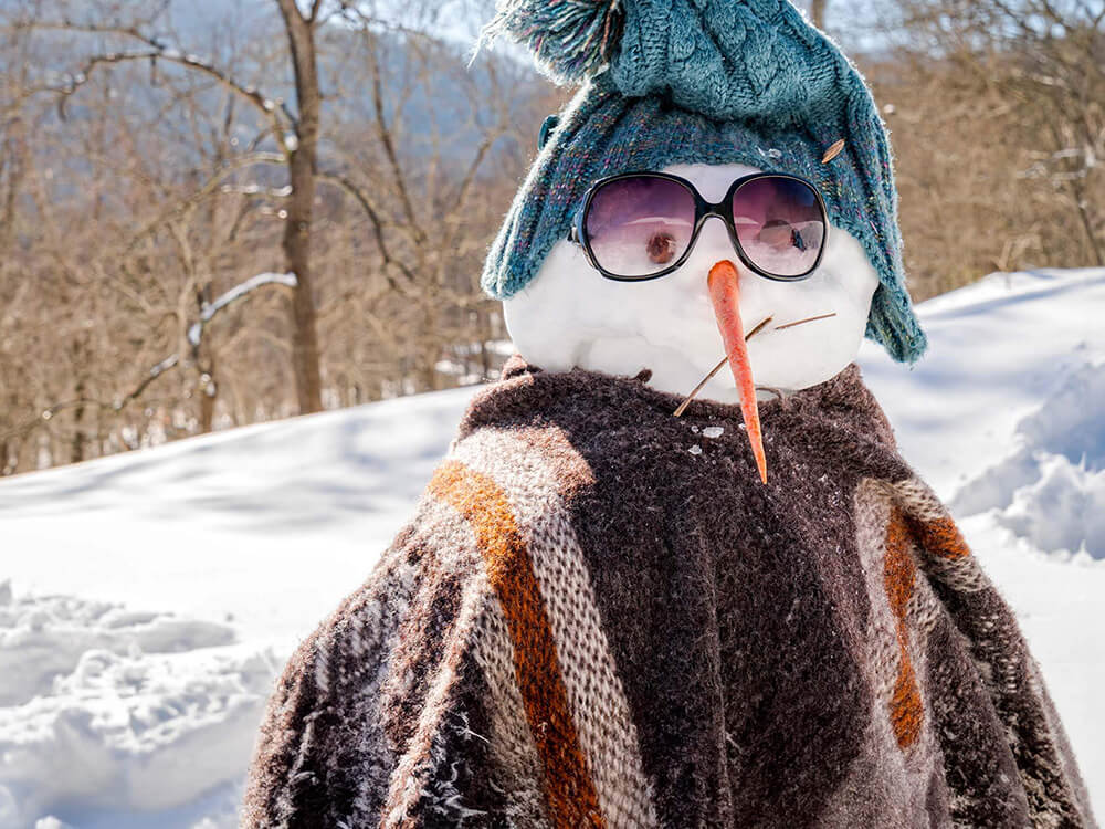 Ein Schneemann im verschneiten Wald